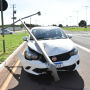 Motorista perde controle da direção e arranca poste na Avenida Duque de Caxias