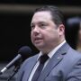 Deputado da "tropa de choque" de Bolsonaro ameaça vítima de golpe internacional
