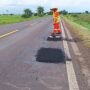 Ap&oacute;s PRFs taparem buracos em rodovia, DNIT inicia repara&ccedil;&atilde;o na BR-376