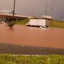 Chuva causa alagamento e motoristas ficam presos ao tentar passar pela via