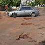 Buracos obrigam motoristas a "jogar xadrez" para tentar n&atilde;o cair em Campo Grande