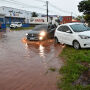 Avenida Gunter Hans fica alagada ap&oacute;s temporal; veja o v&iacute;deo