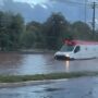 Lago do amor transborda e ambul&acirc;ncia fica ilhada durante temporal em Campo Grande