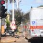 Motociclista morre ap&oacute;s &ocirc;nibus furar sinal vermelho na Brilhante; v&iacute;deo