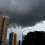 Domingo ser&aacute; de calor&atilde;o, mas frente fria traz tempestade na segunda-feira