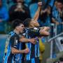 Gr&ecirc;mio vence de virada e empurra Santos para a zona de rebaixamento do Brasileir&atilde;o