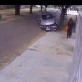Mulher escapa por segundos de carro desgovernado que invadiu cal&ccedil;ada em Campo Grande