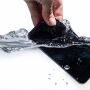 Celular caiu na água? Colocar no arroz funciona? Especialista revela o que fazer