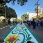 Sete mil fi&eacute;is se re&uacute;nem para confeccionar 1 quil&ocirc;metro do tapete de Corpus Christi