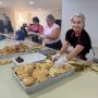 Cem fi&eacute;is est&atilde;o 'com a m&atilde;o na massa' para confeccionar bolo de Santo Ant&ocirc;nio