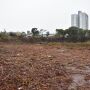 Alvo de den&uacute;ncias por 'abandono', terreno da pedreira antiga aparece limpo