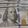 D&oacute;lar cai a R$ 5,13 com ajustes e valoriza&ccedil;&atilde;o de commodities