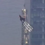 Casal &eacute; preso ap&oacute;s escalar antena do Empire State, pendurar faixa e fazer pedido de casamento