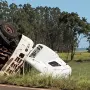 Motorista morre ap&oacute;s carreta tombar na MS-164
