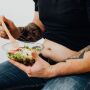 Nutricionista explica como alimenta&ccedil;&atilde;o, sono, estresse e sa&uacute;de intestinal t&ecirc;m influ&ecirc;ncia no peso