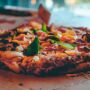 Conhe&ccedil;a a hist&oacute;ria da pizza e sua chegada ao Brasil e confira receitas pr&aacute;ticas