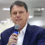 Tarcísio discorda de Flávio e diz confiar nas urnas eletrônicas
