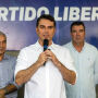 Maioria dos candidatos da direita no Estado "esconde" Fl&aacute;vio Bolsonaro
