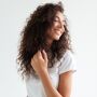 Tem alongamento e cabelo cacheado? Especialista explica como cuidar dos fios 
