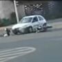 Homem morre 'prensado' entre carros após ser atropelado duas vezes em cruzamento; vídeo