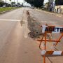 Buracos ressurgem em via rec&eacute;m recapeada por R$ 22 milh&otilde;es 