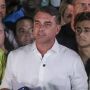 Carros camuflados, jatos, ajuda dos EUA: Clar&iacute;n detalha fuga de Fl&aacute;vio Bolsonaro