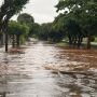 Chuva provoca alagamentos pelas ruas de Campo Grande