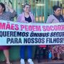 M&atilde;es protestam ap&oacute;s roda de &ocirc;nibus escolar se soltar durante transporte de alunos