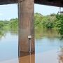 Rio Miranda tem cheia fora de &eacute;poca e p&otilde;e ribeirinhos em alerta