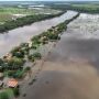 Ap&oacute;s chuvas, Rio Ivinhema atinge 4 metros de altura e alaga casas de ver&atilde;o