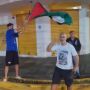 Com bandeira da Palestina, família comemora virada de Lula em Corumbá