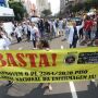 Após desfile, enfermeiros protestam contra suspensão do piso