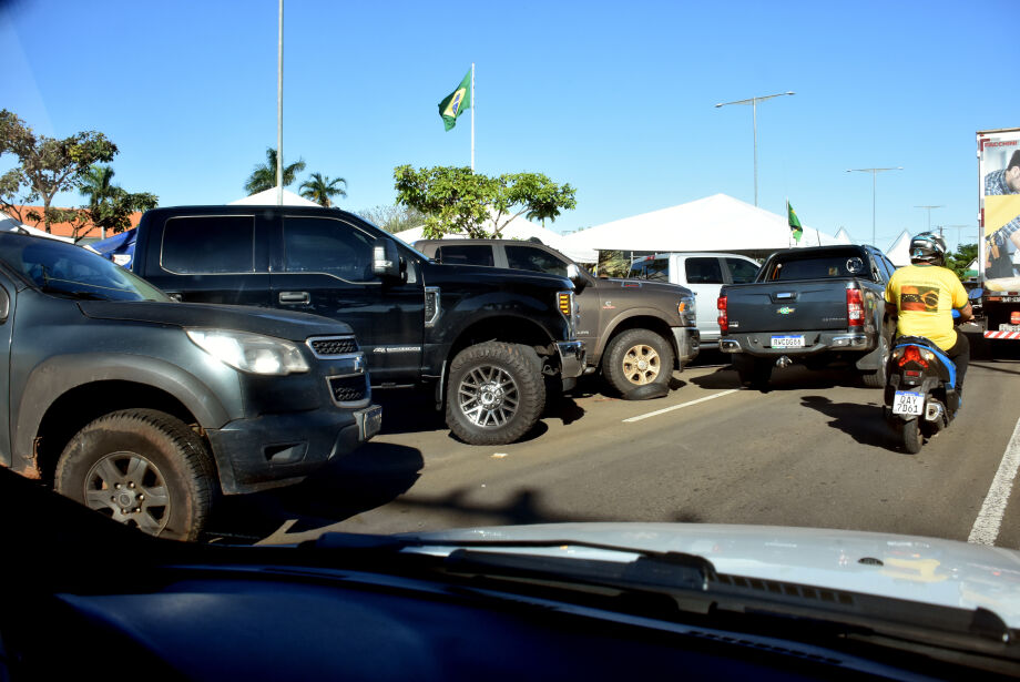 Para caminhão de empresa privada estacionar, homem tira placa de