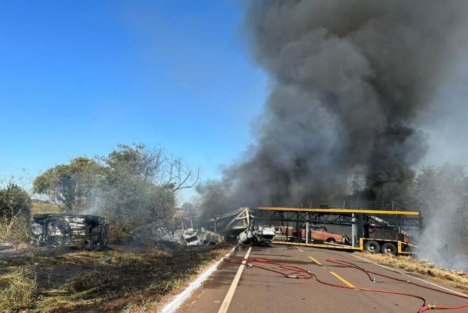 Engavetamento entre carreta-cegonha, caminhões e moto deixa uma