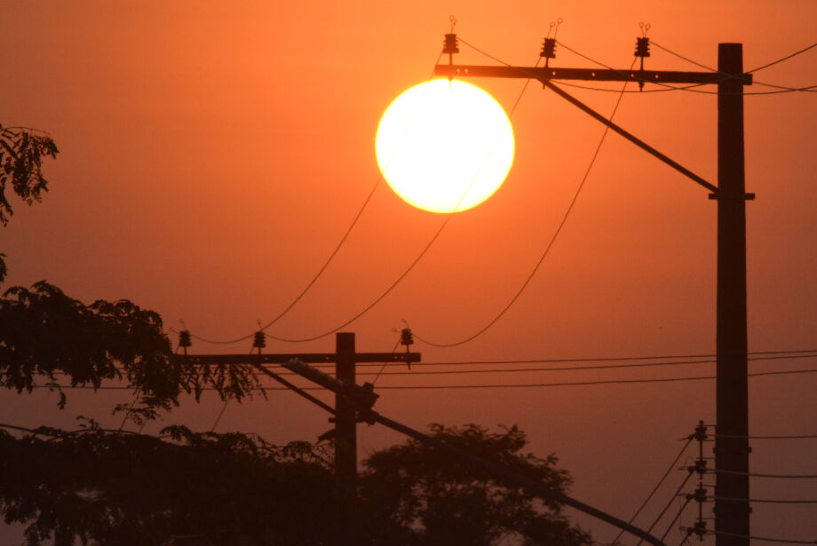 Sol predomina e calorão com o tempo extremamente seco continua neste final de semana. 