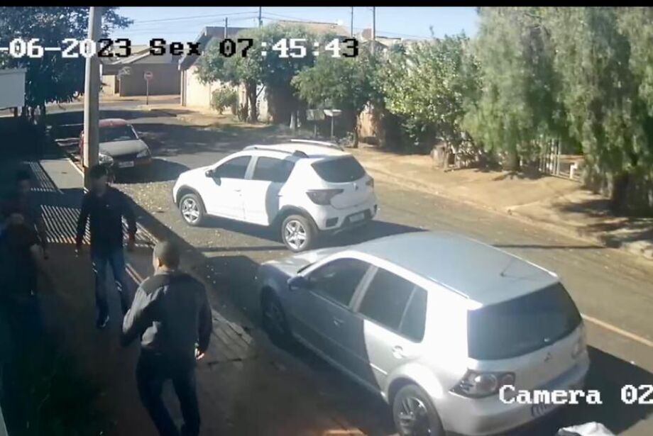 Policiais invadiram a casa do jornalista, o arrastaram para a rua e o jogaram no ch&atilde;o