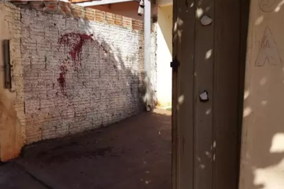 Marcas de sangue na parede decorrente do confronto em Bataguassu