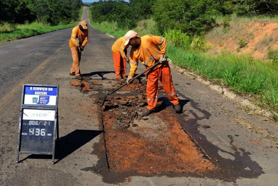 A MS-436 teve e pavimentação concluídas em 2013 e dois anos depois começaram a surgir os buracos, que são um problema até hoje