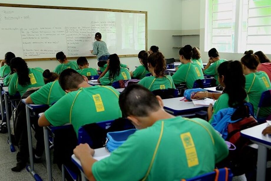 Surto de gripe leva MS a impor distanciamento e até uso de máscara em escolas públicas