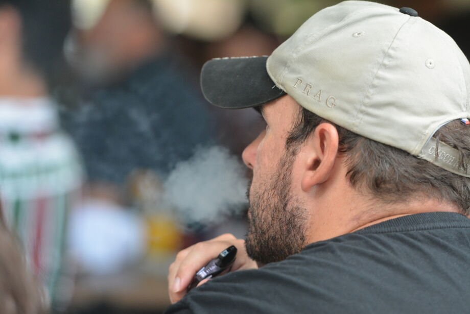 "Os cigarros eletrônicos acabaram se disseminando entre adultos como uma opção 'cheirosa' aos cigarros convencionais", diz gerente de Prevenção e Controle do Tabagismo da SES 