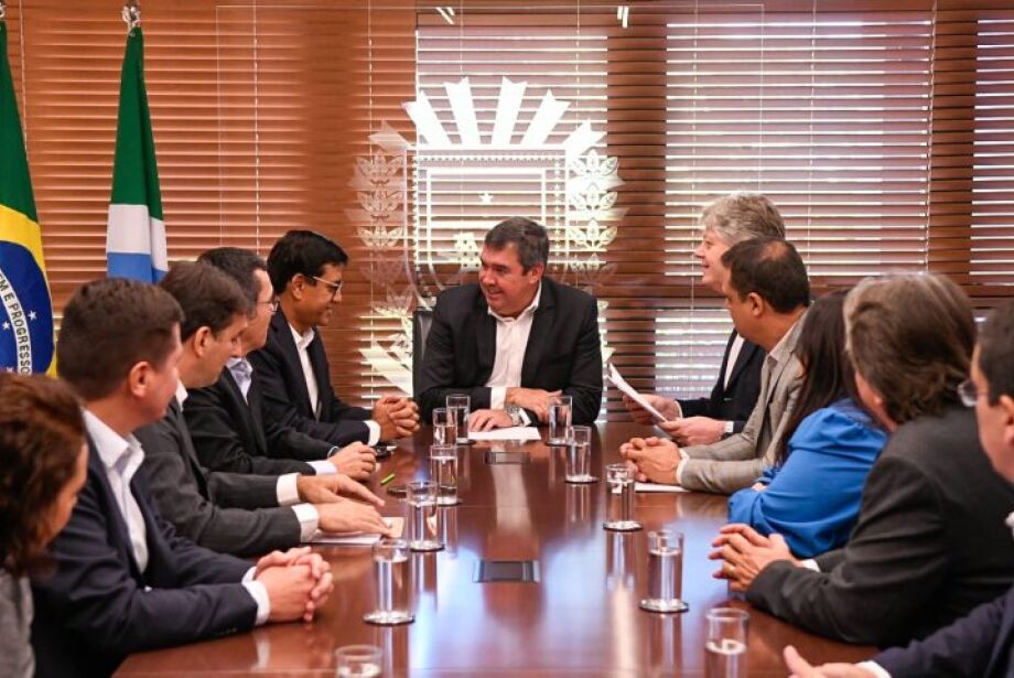 Em evento na governadoria, comando da empresa asiática recebeu a garantia de que pagará alíquotas mínimas de impostos