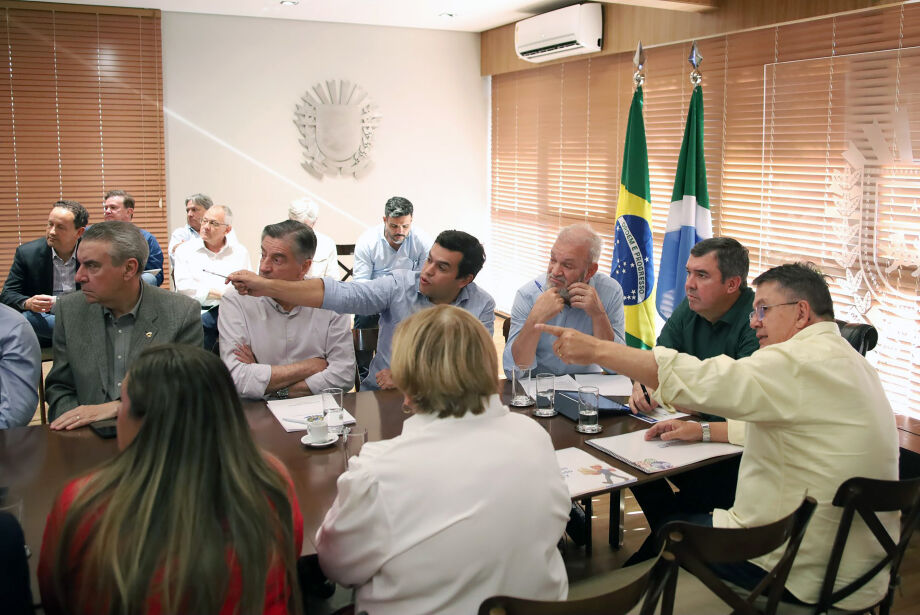 O governador Eduardo Riedel, durante reunião com o prefeito de Ribas do Rio Pardo