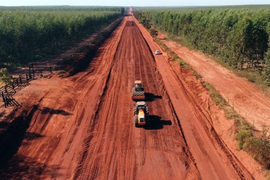 Boa parcela dos novos projetos de asfaltamente contemplam regiões que estão sendo ocupadas por plantações de eucaliptos