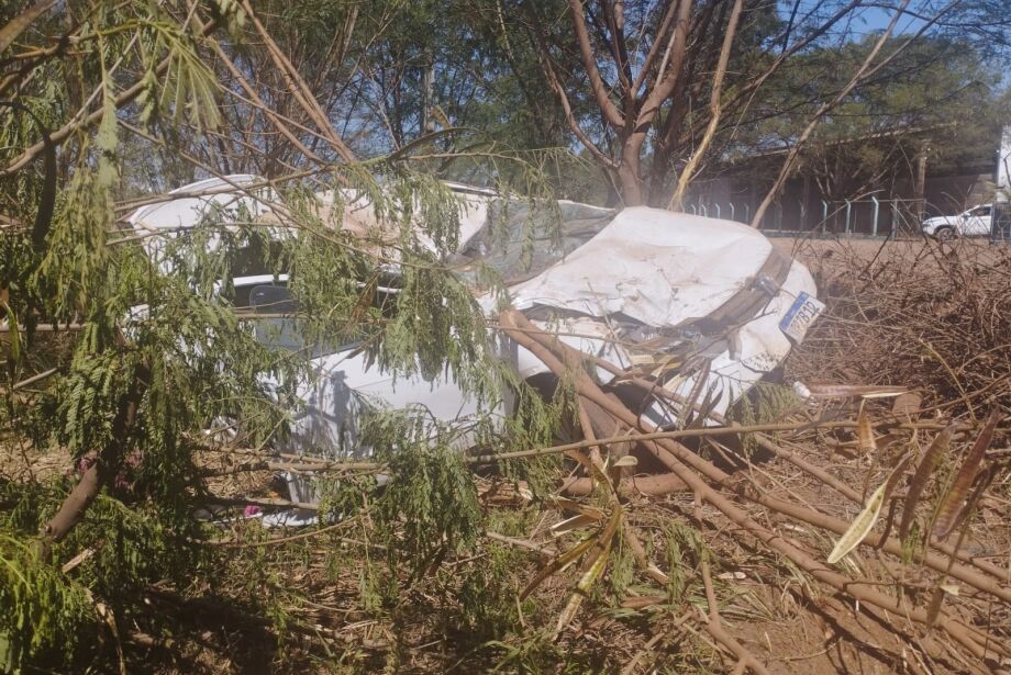 Carro ficou parcialmente destruído após capotar em alta velocidade próximo ao aterro sanitário de Campo Grande (Alison Silva)