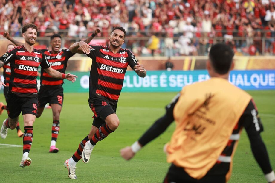 Danilo comemora depois de subir sozinho na área e marcar o gol que garantiu o título ao Flamengo