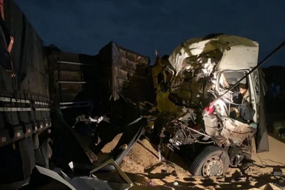 Uma carreta parada na rodovia provocou o acidente