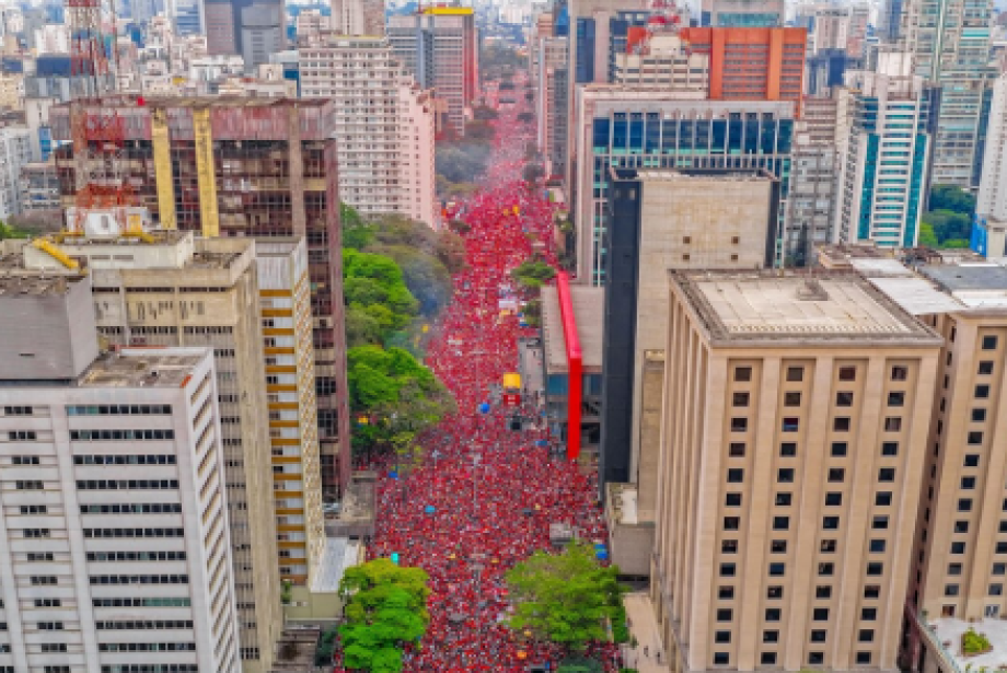 Movimento na Avenida Paulista reuniu cerca de 1 milh&atilde;o de apoiadores de Lula, neste domingo (11)