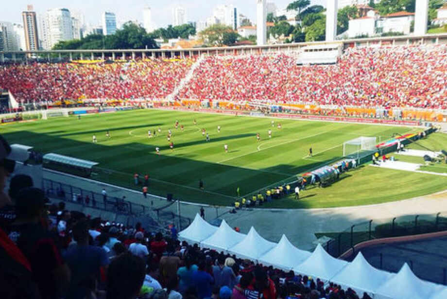 Flamengo chega na madrugada a Brasília para clássico contra o Santos