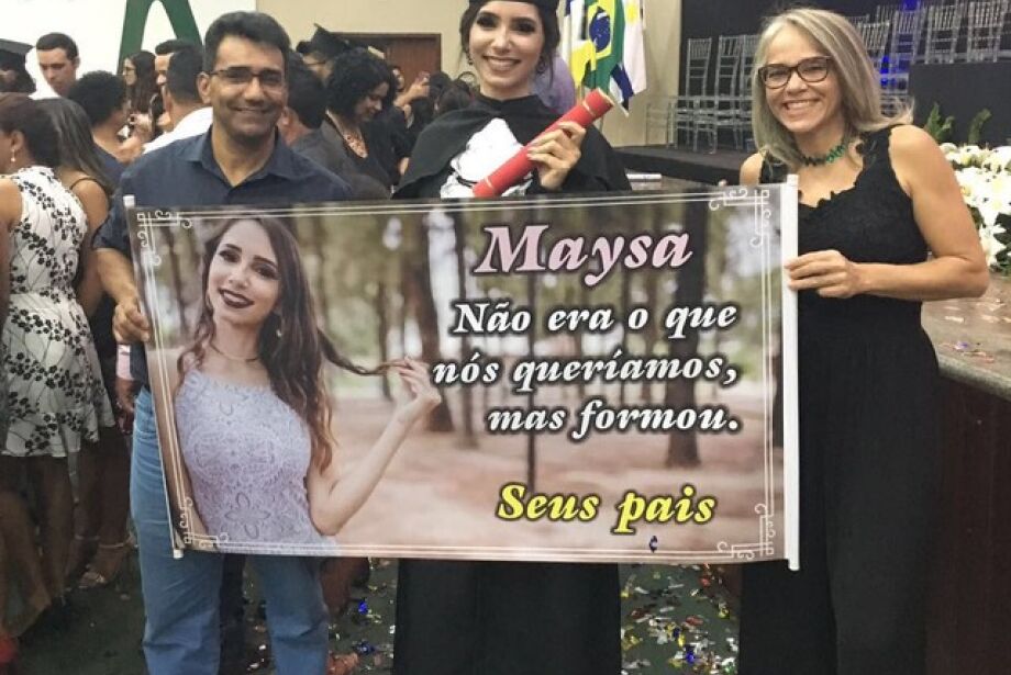 Pais Viralizam Ao Levar Faixa Sincera A Formatura: 'Não Era O Que Queríamos" - Correio Do Estado