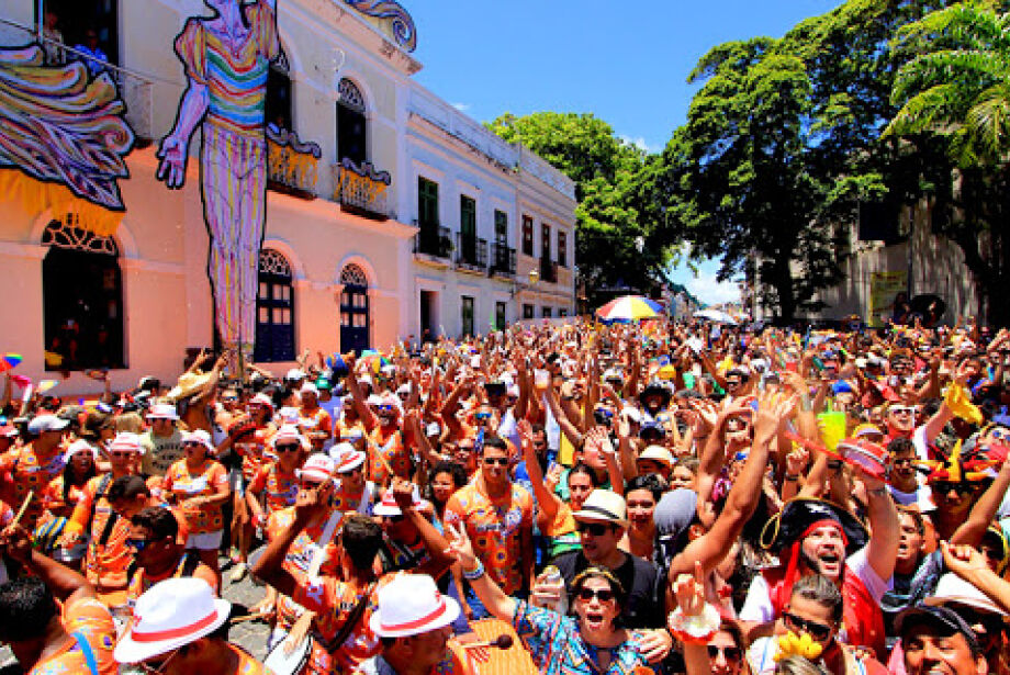 Brasil deve receber 400 mil turistas internacionais no Carnaval - Correio  do Estado